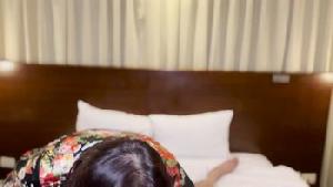 上了妈妈的朋友 风韵犹存的阿姨竟然在床上自慰 直接猛攻阿姨柔软的阴蒂 用金刚杵好好的招待